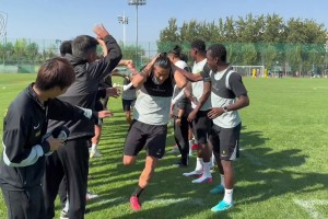 恭喜！国安众将用“传统方式”迎接亚运会季军张玉宁归队